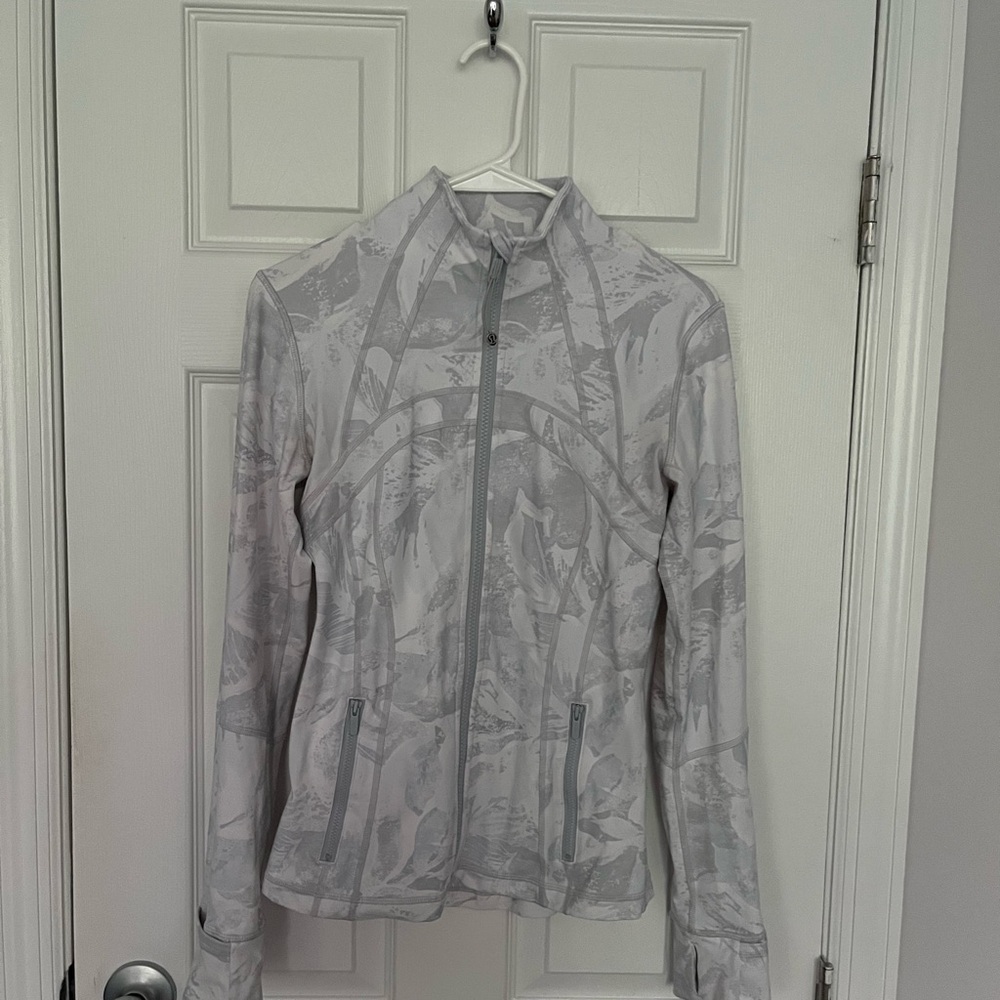 Lululemon define jacket size 6 good condition white and grey feathers